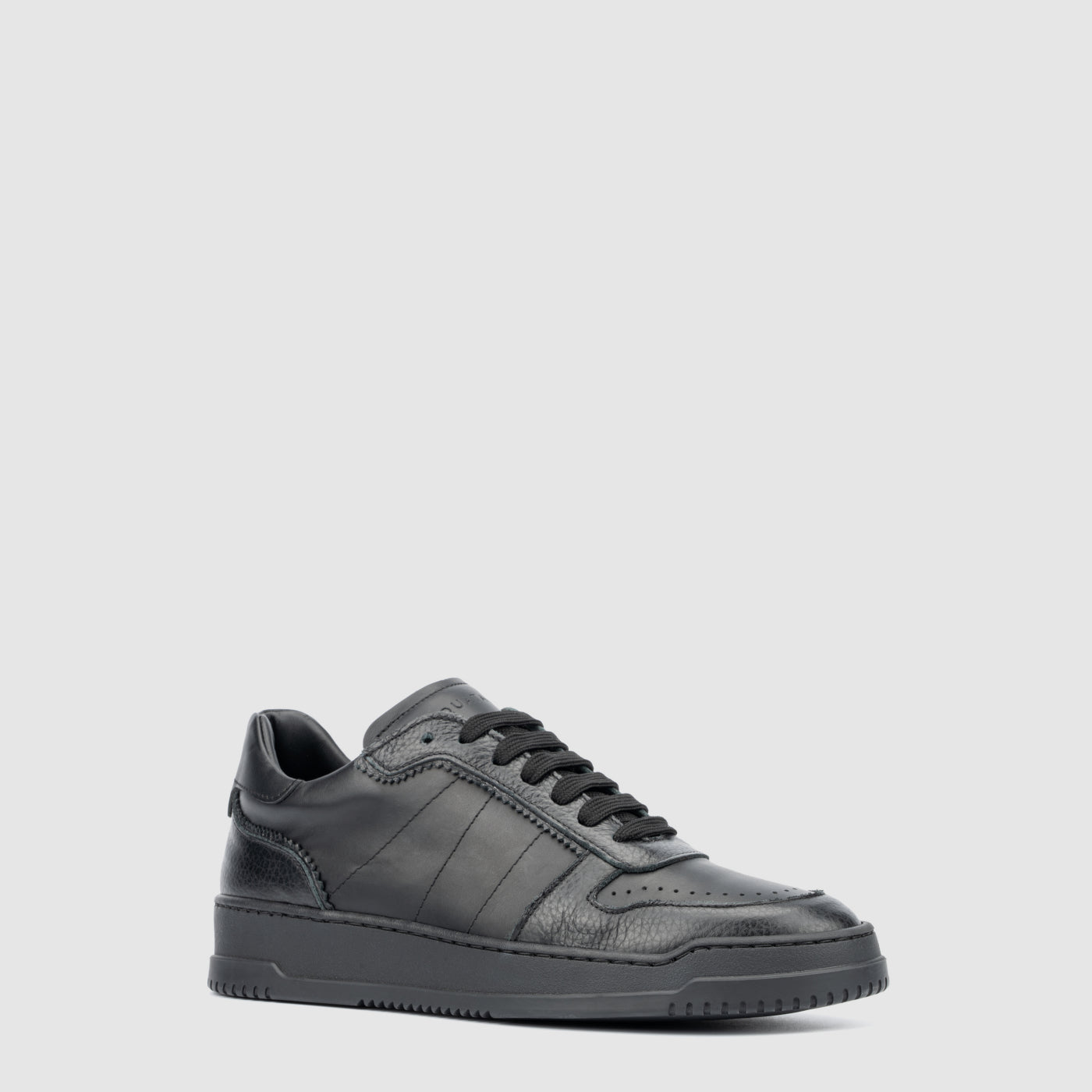 Louis Vuitton Rivoli Sneaker, Men's Fashion, Footwear, Casual shoes on  Carousell